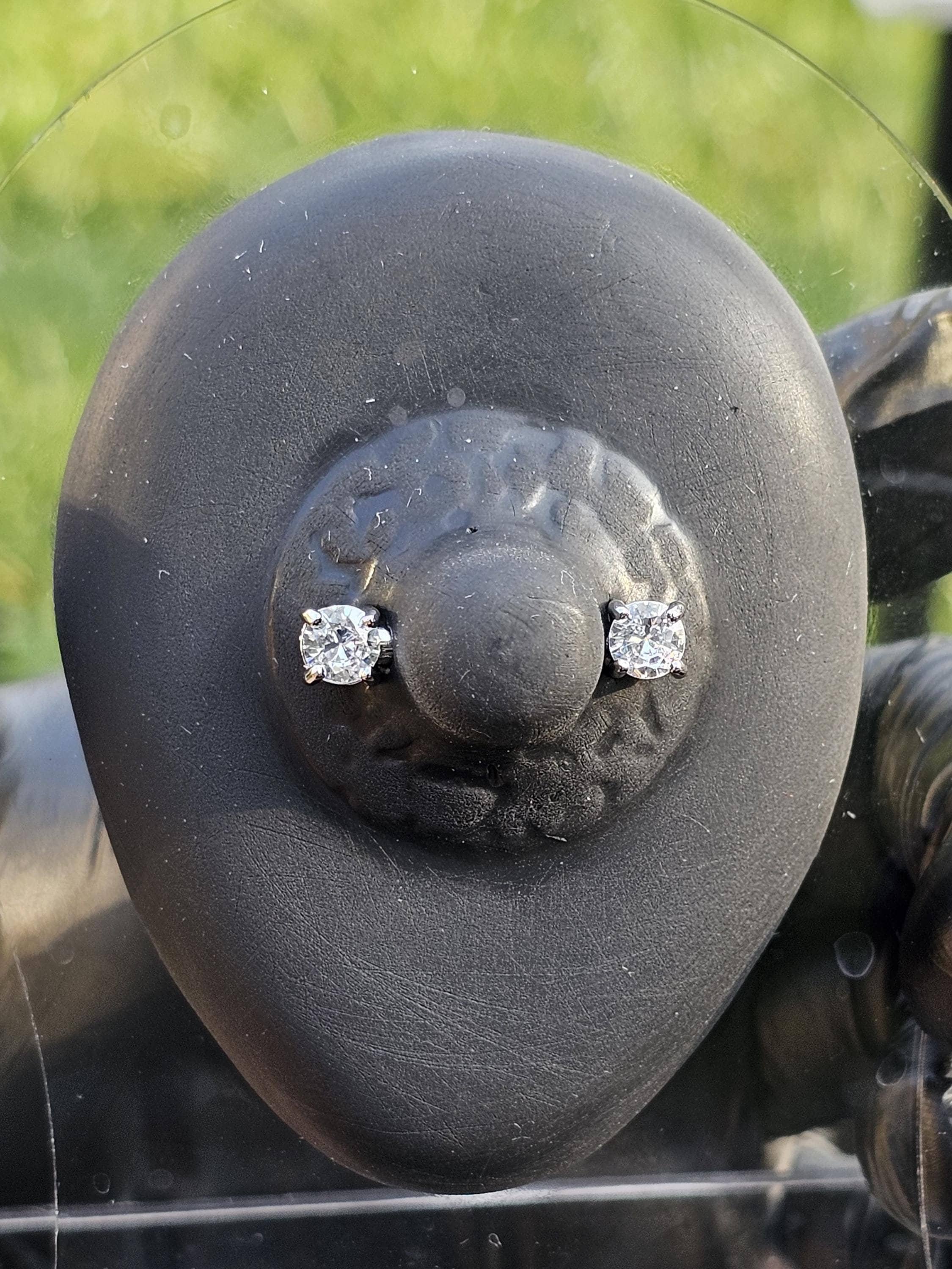 Diamond- Like Nipple Piercings